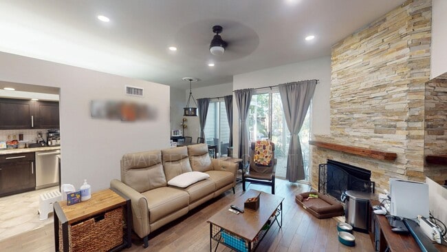 Building Photo - Beautiful 2-Bedroom/2-Bathroom Townhome