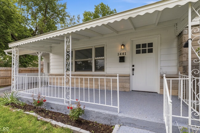 Photo - 1441 W Lynn Dr