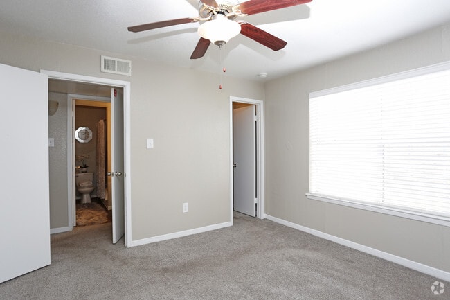 1BR, 1BA - 702SF - The Veranda Apartments