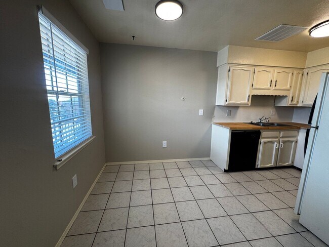 12209 Eric Ct NE Unidad 1491 - 12209 Eric Ct NE, Unit D