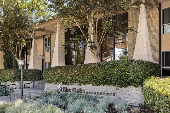 Building Photo - The Oaks Apartments