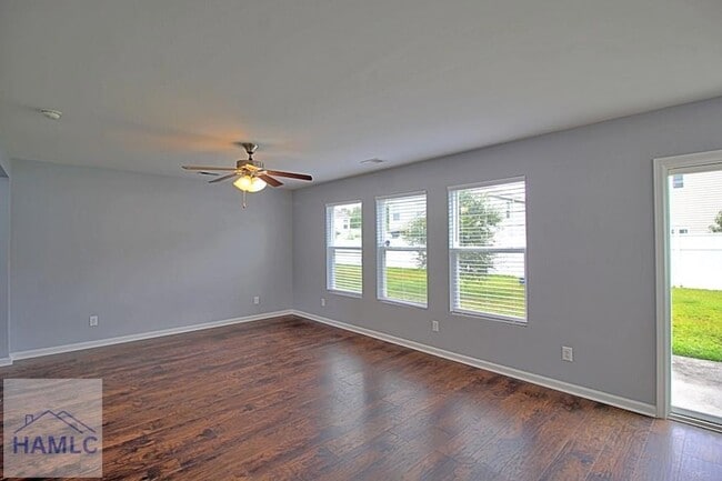 Photo - 207 Bender St