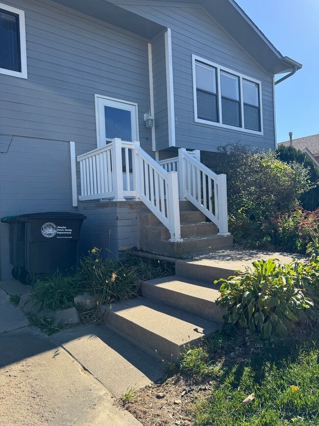 Photo - Bright and spacious split-entry home with ...