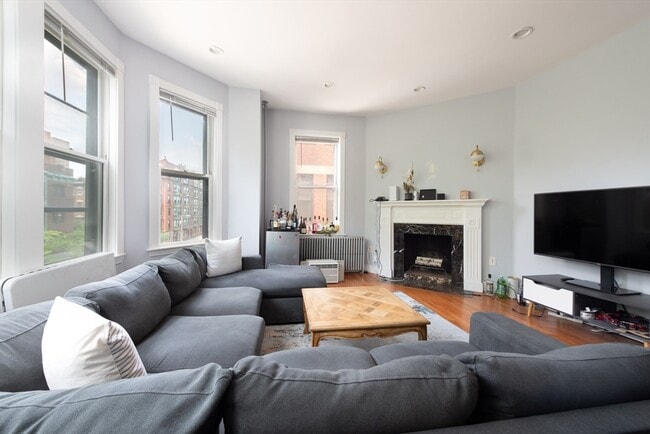 Photo - 411 Marlborough St Unidad 6 Rental