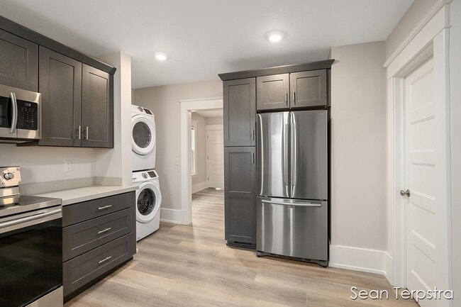 Photo - 951 Fulton St W