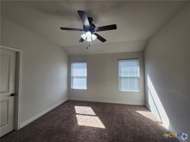 Building Photo - 348 Untermaier St Rental