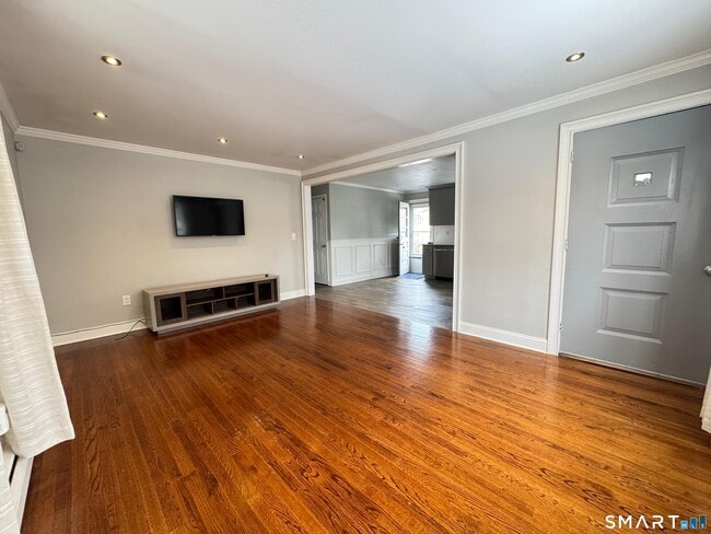 Photo - 1867 Broadbridge Ave