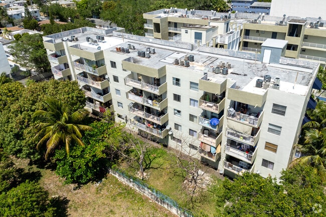 665 NE 83rd Ter - Biscayne Cove