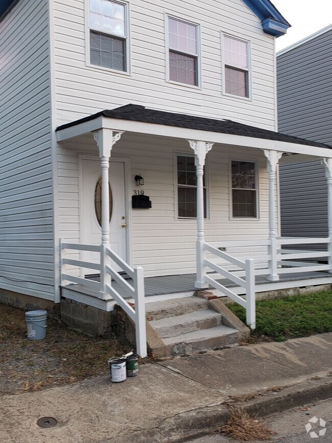 Building Photo - Available Now! | Charming 4-Bedroom Home |...
