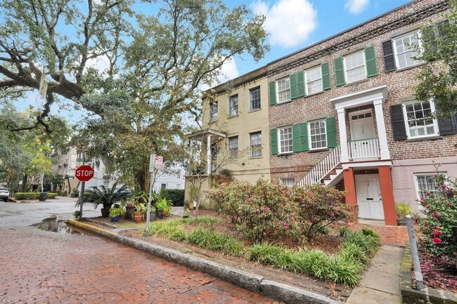 Photo - 2 BED | 2 BATH | PRIVATE DECK | HISTORIC DISTRICT | AVAILABLE MAY 2026