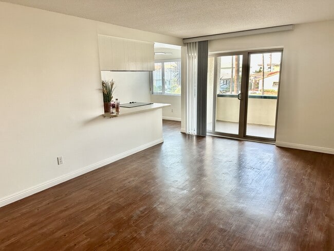 Photo - Royal Towers Apartments