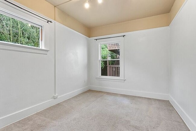 Photo - 1 Bedroom close to SW! Pets Ok! Walking distance to Providence Park!