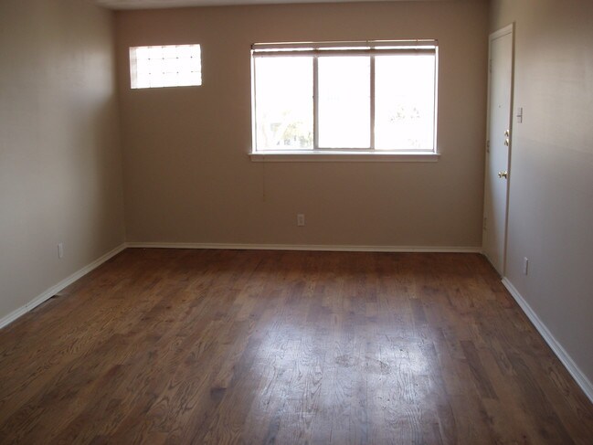 Sala de estar - 6205 Oram St