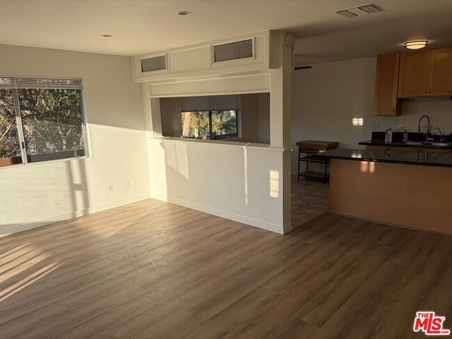 Photo - 5827 Tujunga Ave Unidad 1