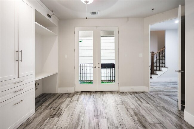 Photo - 5648 Larkin St