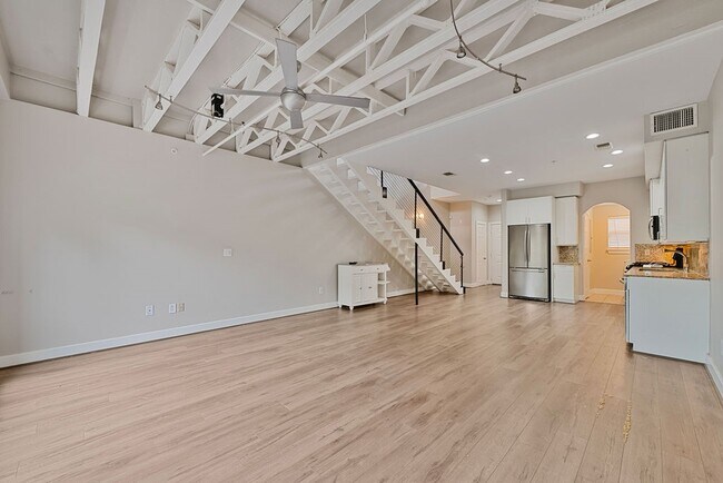 Building Photo - 1616 Elgin St Unit 11 Rental