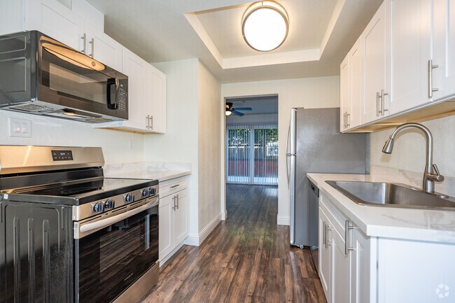 2BR, 1.5BA - 870SF - Kitchen