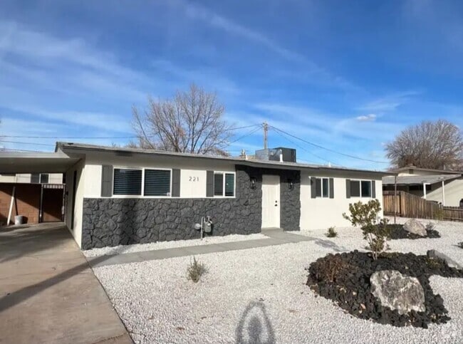 Building Photo - Charming 2 Bedroom Home. Utilities Included