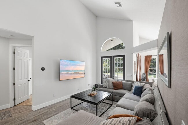 609 SW St Thomas Cove