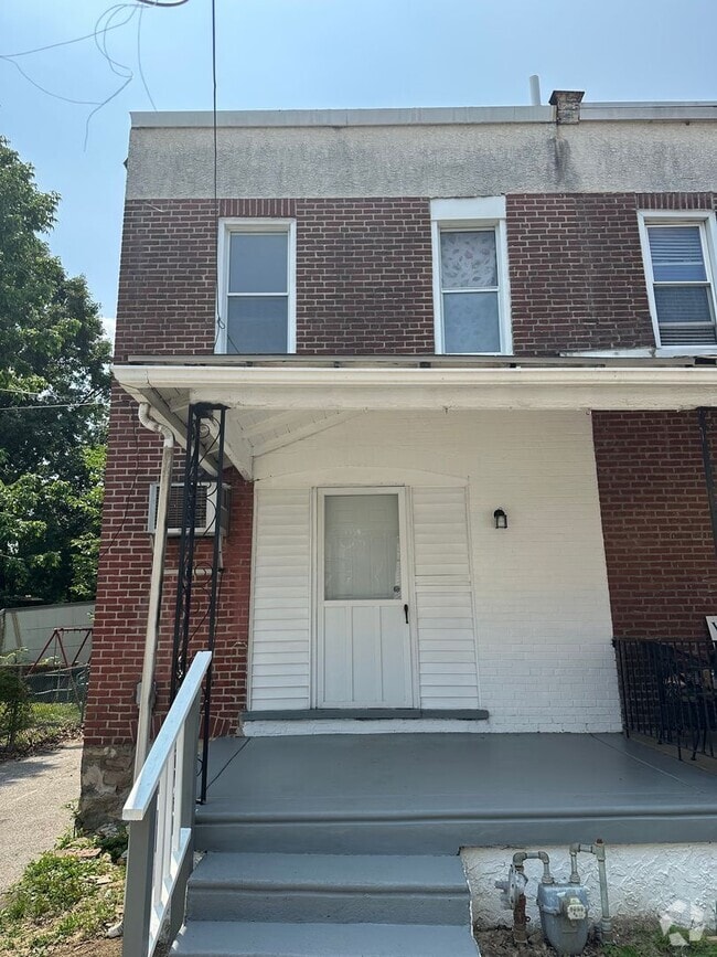 Building Photo - Renovated 3 Bed, 1 Bath Townhome