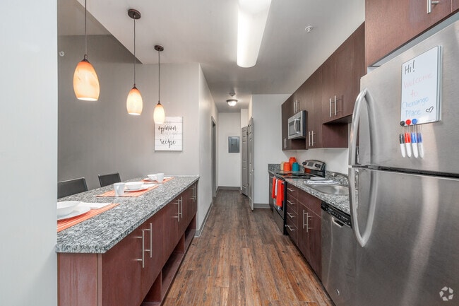 2BR, 2BA - 925SF - Kitchen