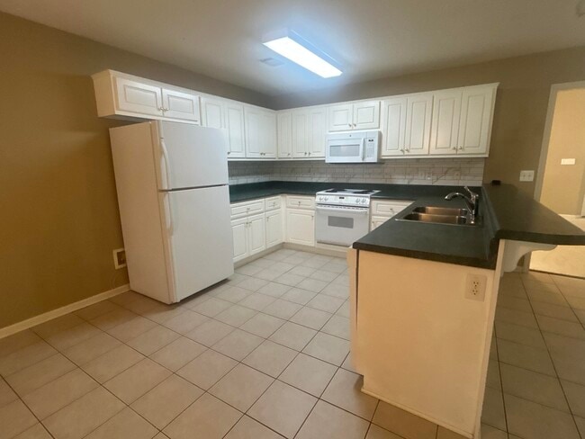 Photo - 421 Connemara Trail