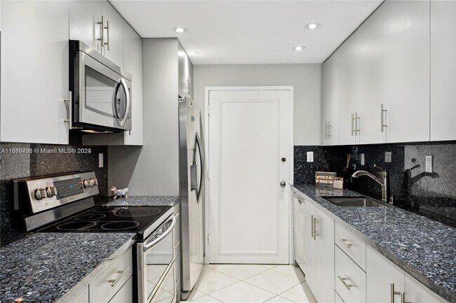 Photo - 5401 Collins Ave Unit 1123