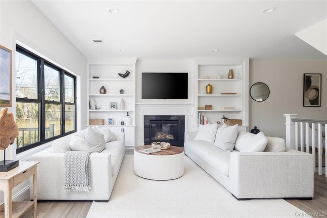 242 Maple Ln