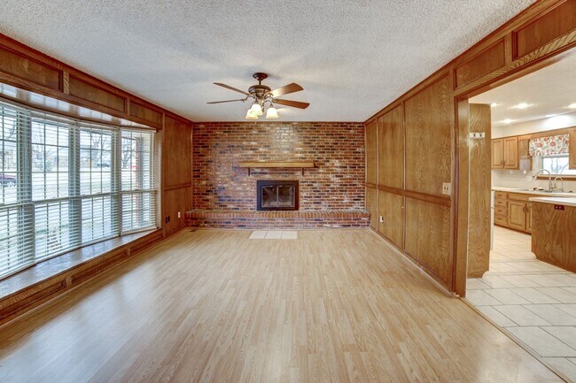 Photo - 3 Bed / 2 Bath in Broken Arrow!