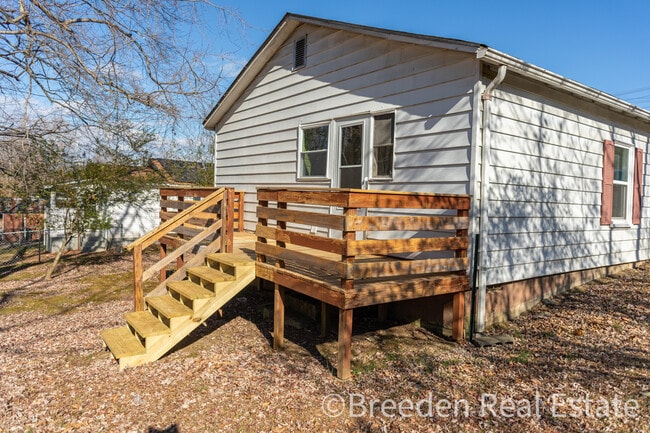 Photo - 928 Fairview Dr SW