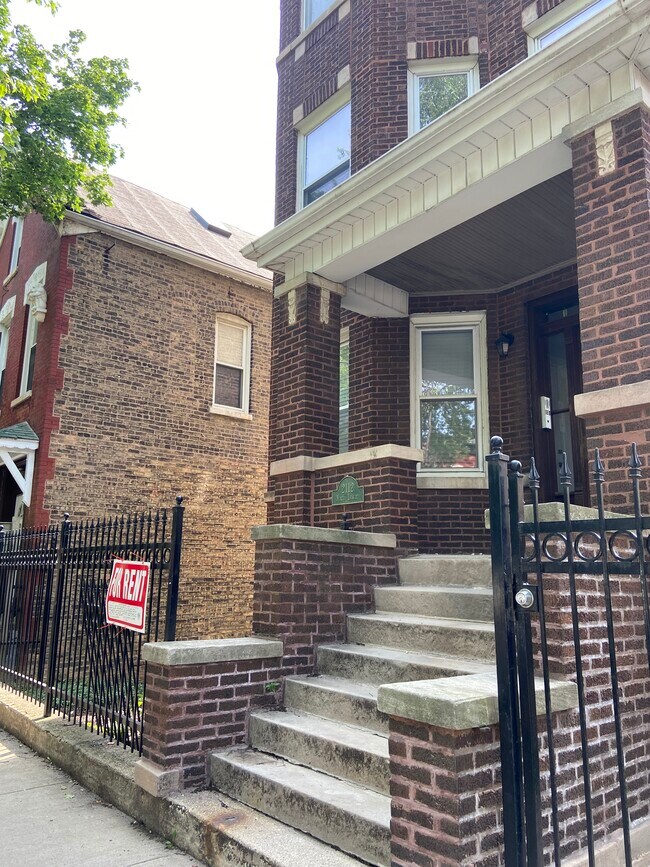 Photo - 2112 N Leavitt St Apartments Unit 2a