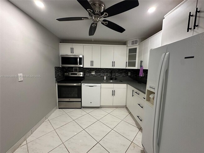 Photo - 2450 NE 135th St Unidad 303
