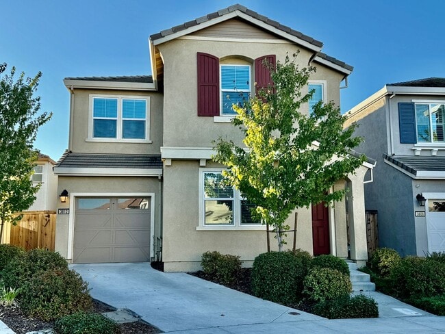 Building Photo - CLEAN AND MODERN - 4 BED, 3 BATHS, 1996 S... Rental