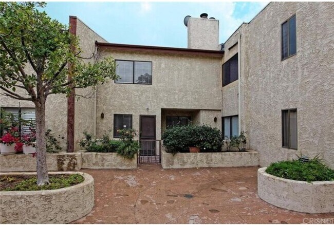 Photo - 9960 Owensmouth Ave Unidad 15