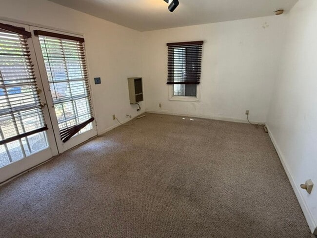 Photo - **STUDIO APARTMENT IN WRIGLEY AREA** $1300MO