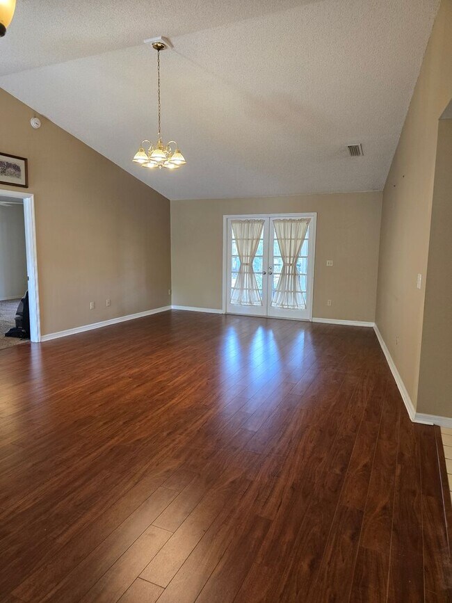 Photo - Single Family Home in Suburban Temple Terrace