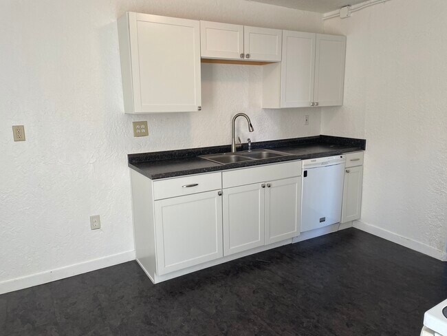 Photo - 408 E Pacific Ave