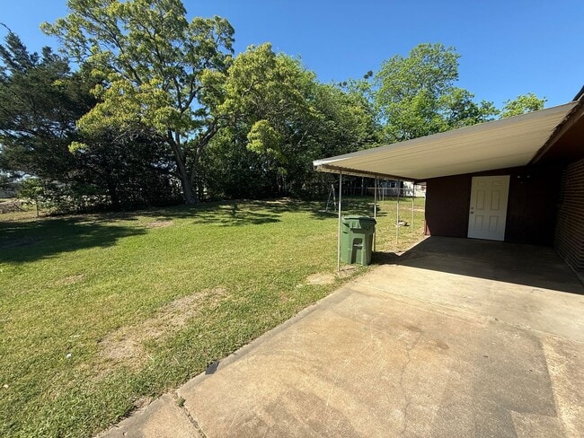 Photo - ** 3 bed 1.5 bath located in Southlawn ** Call 334-366-9198 to schedule a self showing