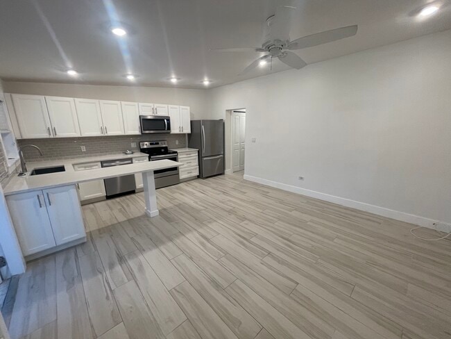 Building Photo - 127 Monroe Dr