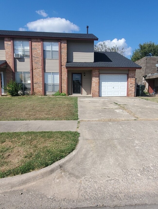 Building Photo - (3) Bed/(1.5) Bath Townhome Avail NOW!