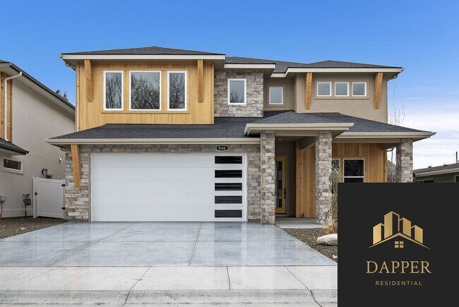 Building Photo - Luxury 5 Bed, 3 Bath home with over 3,000 sq. ft.