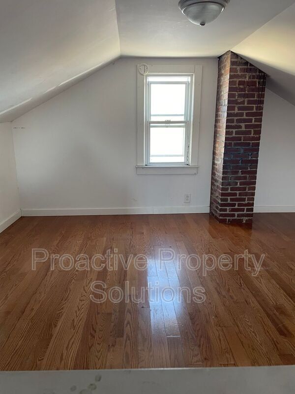 Photo - 825 W 15th St