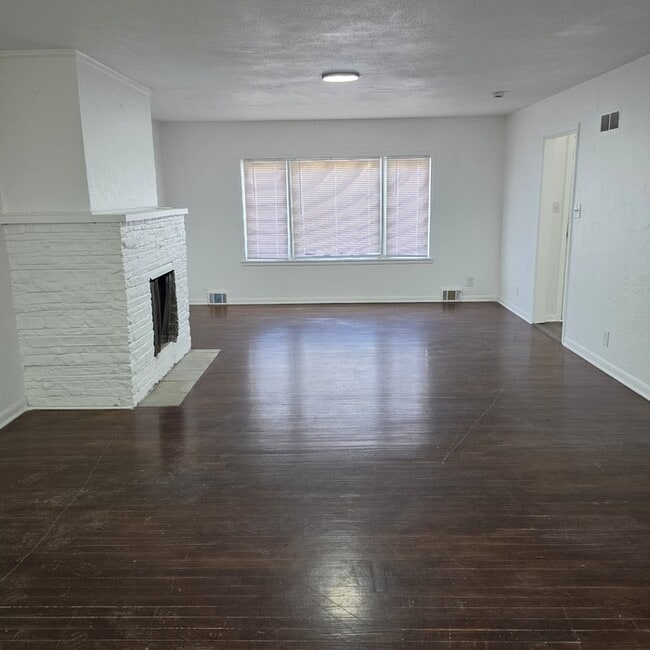 Photo - Spacious 4 bedrooms and 2 full baths home located on Holmes Rd in Kansas City, MO
