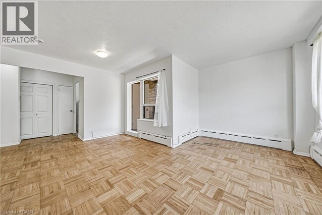 Photo - 325A JAMES Street S Unit# 401 Unité 401