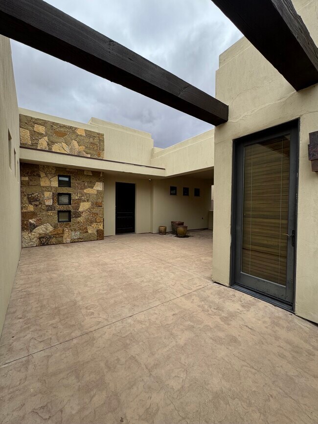 1761 W Red Cloud Cir