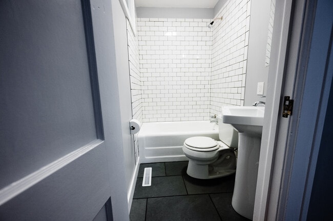 Photo - 205 Bridge St