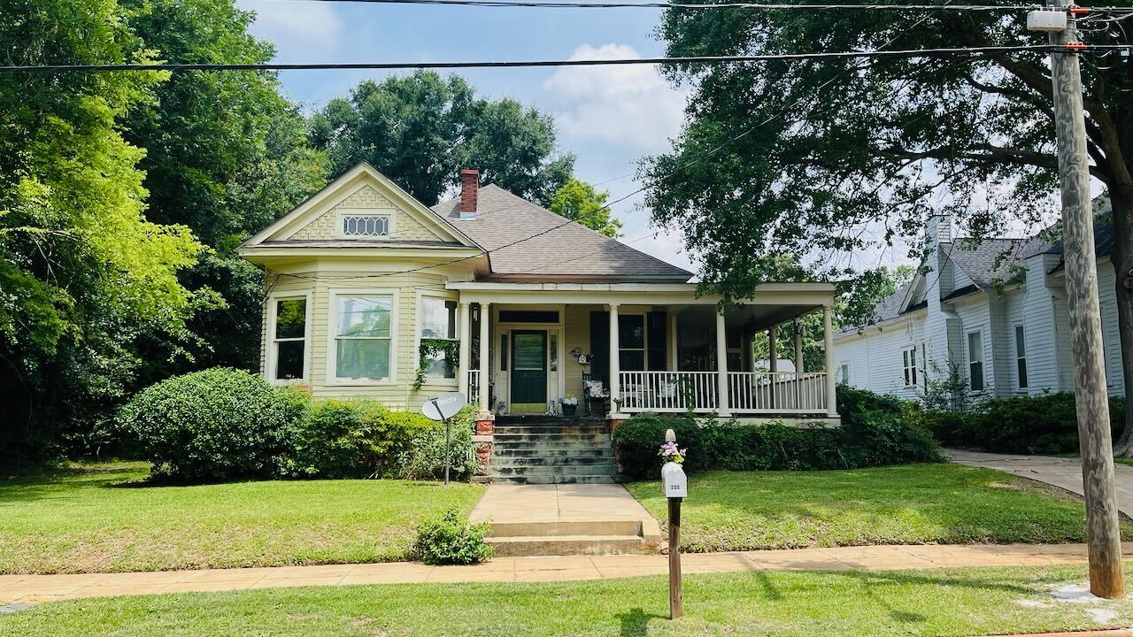 Photo - 305 W Walnut St