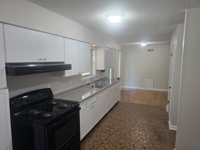 Building Photo - 20 Sweetbriar Cir