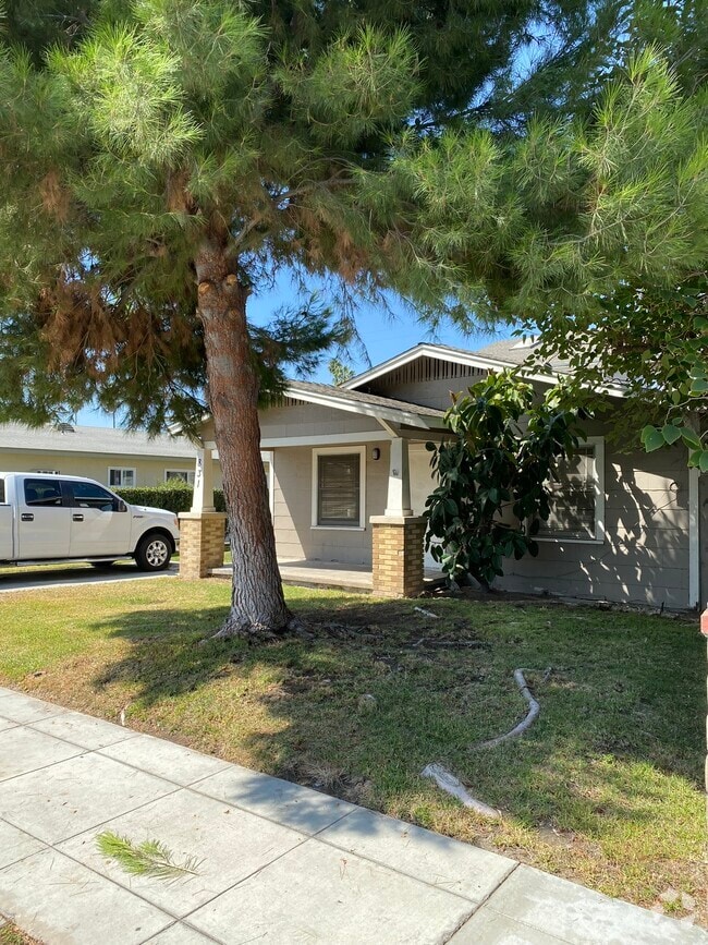 Building Photo - 831 N Zeyn St Unit Apt. B