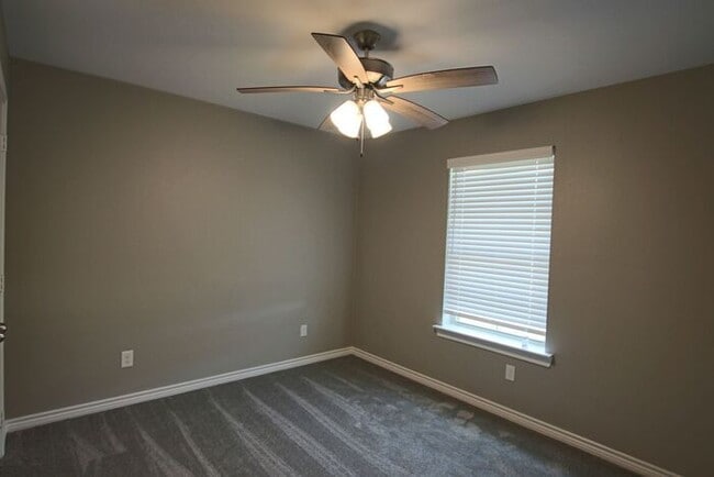 Photo - Beautiful 3 Bedroom 2 Bathroom Townhouse i...